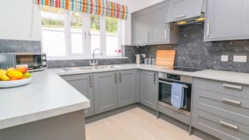 Cottage | Private kitchen | Fridge, microwave, stovetop, dishwasher