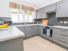 Cottage | Private kitchen | Fridge, microwave, stovetop, dishwasher