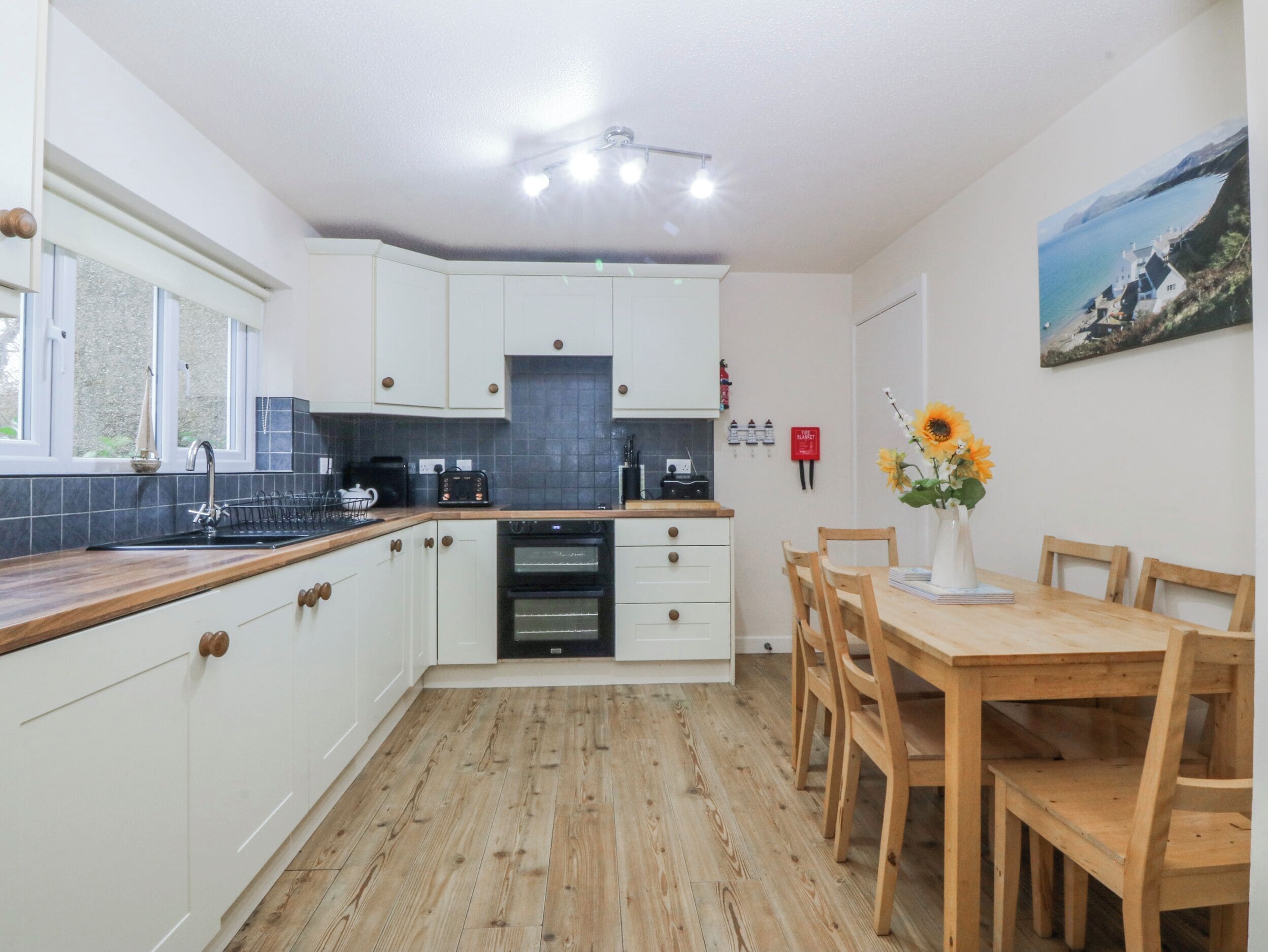 Cottage | Private kitchen | Microwave, stovetop, dishwasher, high chair