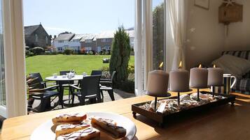 Cottage | Dining