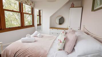 Cottage | 3 bedrooms, individually decorated, individually furnished, free WiFi