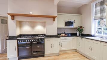 Mesin pencuci piring dan kursi makan untuk bayi