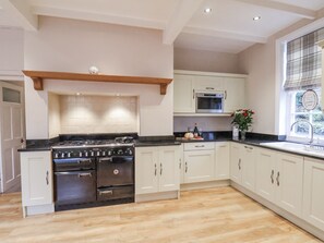 Een vaatwasser, een kinderstoel, kookgerei, borden en bestek