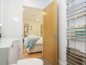 3 عدّة غرف نوم وبديكورات فريدة لكل غرفة وطراز فريد لكل وحدة