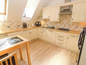 Cottage | Private kitchen | Dishwasher, electric kettle, toaster, highchair
