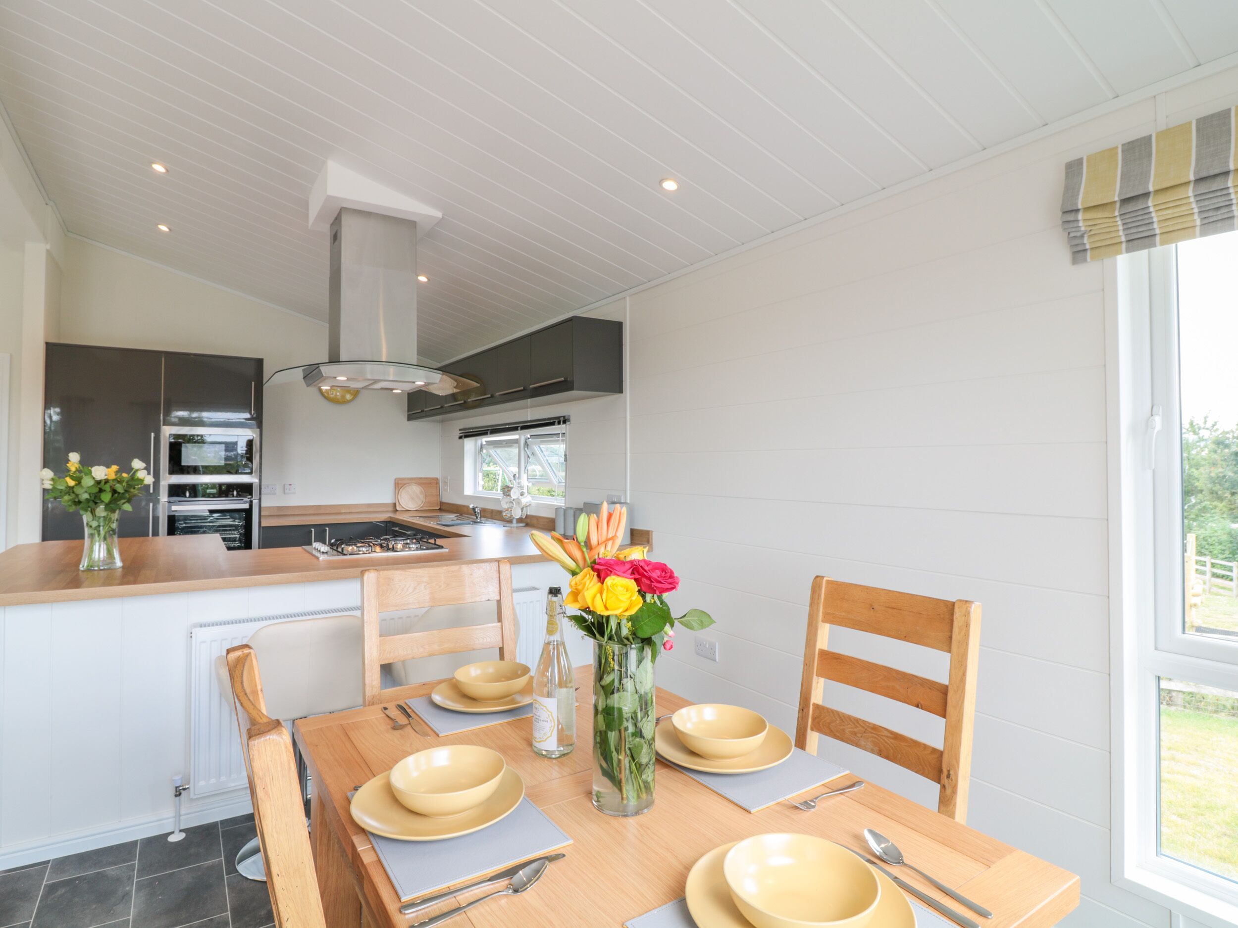 Cottage | Dining