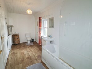 A bathroom with a toilet, sink, and bathtub. - Shaws Hill Farmhouse (Ballymena)