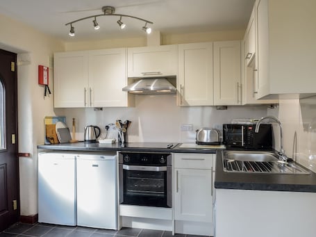 Cottage | Private kitchen | Microwave, stovetop, dishwasher, highchair