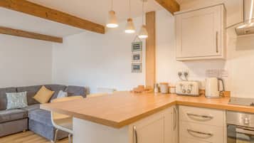 Cottage | Private kitchen | Dishwasher, cookware/dishes/utensils