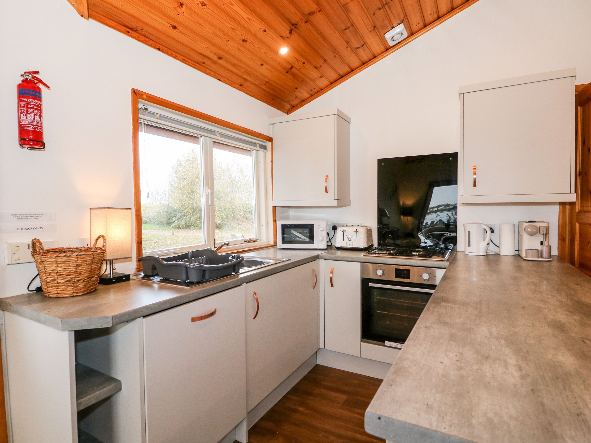 Cottage | Private kitchen | Oven, stovetop, dishwasher, electric kettle
