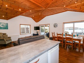 Cottage | Private kitchen | Oven, stovetop, dishwasher, electric kettle
