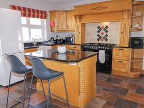 Lavavajillas, silla alta para bebés, utensilios de cocina