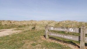 A wooden sign with "Welcome to CASTLEROCK BEACH" written on it. - Seashells (Coleraine)
