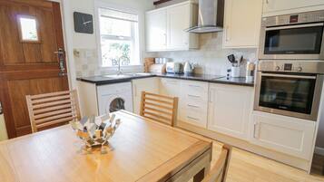 Cottage | Private kitchen | Fridge, microwave, stovetop, dishwasher