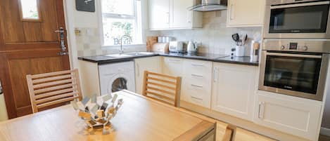 Cottage | Private kitchen | Fridge, microwave, stovetop, dishwasher