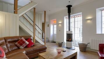 Cottage | Living room | Fireplace