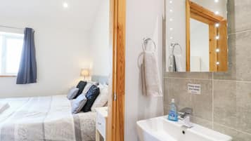 Cottage | 2 bedrooms, individually decorated, individually furnished, free WiFi