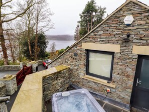 Cottage | Outdoor spa tub - Lake View (Windermere)