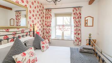 Cottage | 2 bedrooms, individually decorated, individually furnished, free WiFi