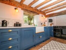 Cottage | Private kitchen | Fridge, microwave, stovetop, dishwasher