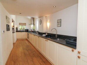 Cottage | Private kitchen | Dishwasher, electric kettle, highchair, cookware/dishes/utensils - Old Maids Cottage (Ilfracombe)
