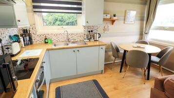 Refrigerador, microondas, tetera eléctrica y utensilios de cocina