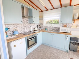 Refrigerador, microondas, tetera/pava eléctrica, utensilios de cocina