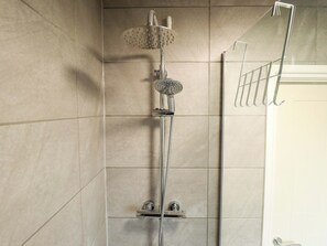 Shower - Moggs Retreat (Skegness)