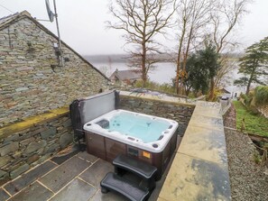 Cottage | Outdoor spa tub - Lower Lake View (Windermere)