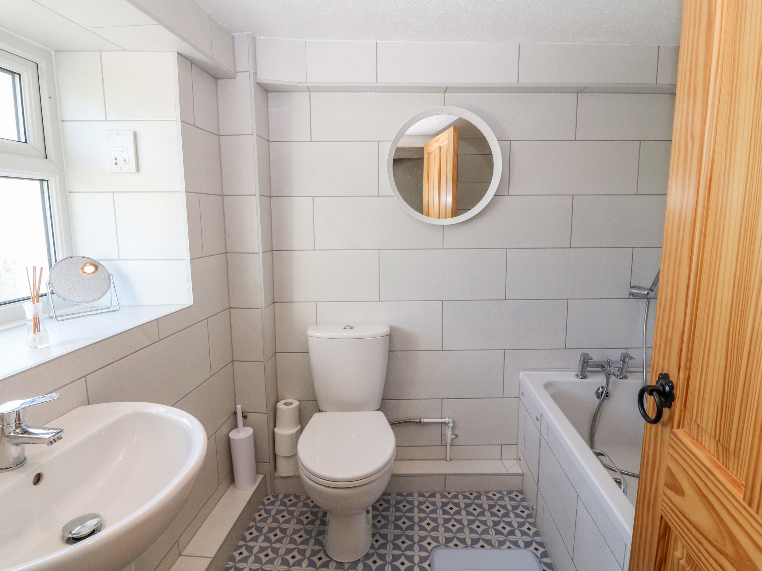 Egy fürdőszoba, amelyben WC, mosdókagyló és fürdőkád található.