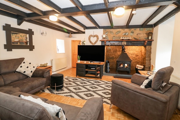 Cottage | Living area | TV