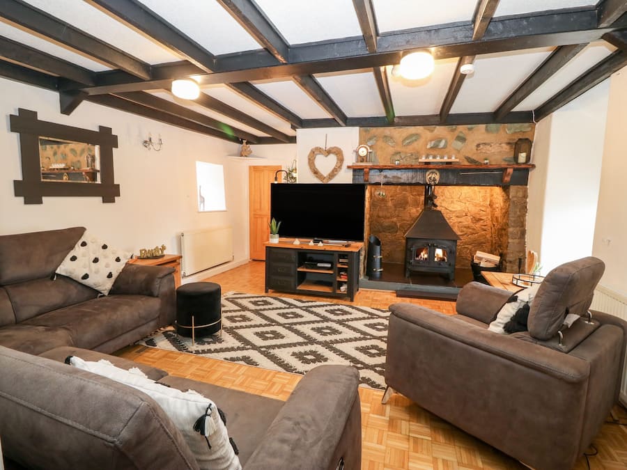 Cottage | Woonruimte | Een televisie