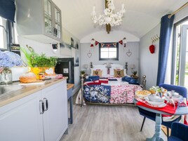 1 habitación, decoración personalizada y muebles diferentes 