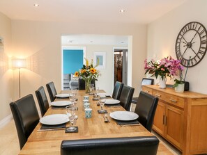 Lavavajillas, tetera/pava eléctrica, tostadora, silla alta para bebés