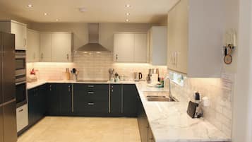 Cottage | Private kitchen | Dishwasher, electric kettle, toaster, highchair