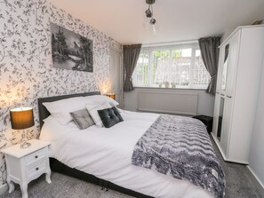 Cottage | 2 bedrooms, individually decorated, individually furnished, free WiFi - 11A High Street (Scarborough)