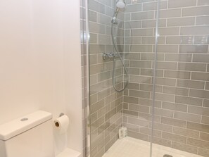 Cottage | Badkamer | Een douche