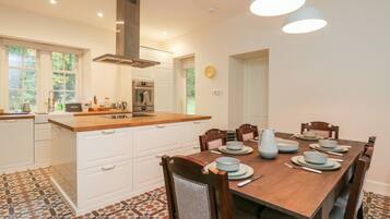 Feriehus | Privat køkken | Opvaskemaskine, køkkentøj/tallerkener/redskaber