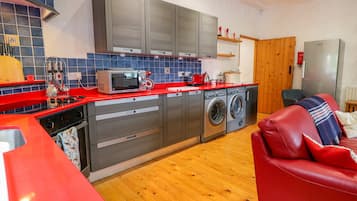 Cottage | Private kitchen | Fridge, microwave, dishwasher, electric kettle