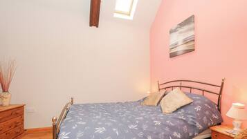 Cottage | 2 bedrooms, individually decorated, individually furnished