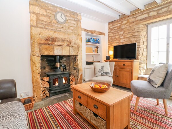 Cottage | Living room | TV - Thrower's Cottage (Moreton-in-Marsh)