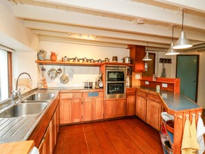Cottage | Private kitchen | Cookware/dishes/utensils