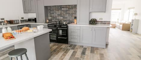 Cottage | Privékeuken | Een magnetron, een kookplaat, een vaatwasser, een waterkoker