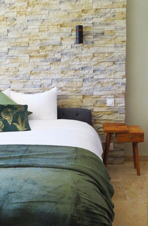 Junior Double Room | Individually decorated, individually furnished, blackout drapes - Maison La Viste (Devillac)