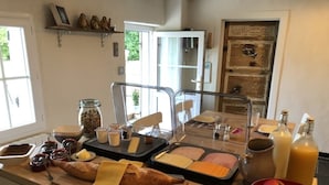 Un bufé de desayuno con diversas opciones de alimentos y acompañamientos.