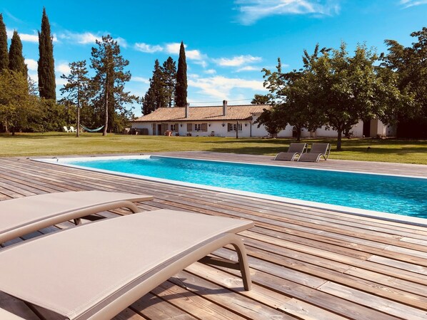 Piscine extérieure (ouverte en saison), parasols de plage