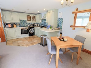 Cottage | Private kitchen | Oven, stovetop, dishwasher, electric kettle