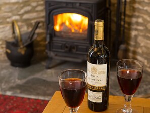 Cottage | Private kitchen | Fridge, microwave, electric kettle, toaster