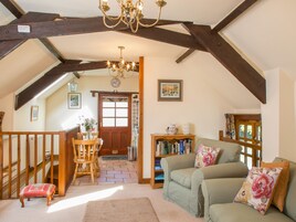 Cottage | Living room | Fireplace