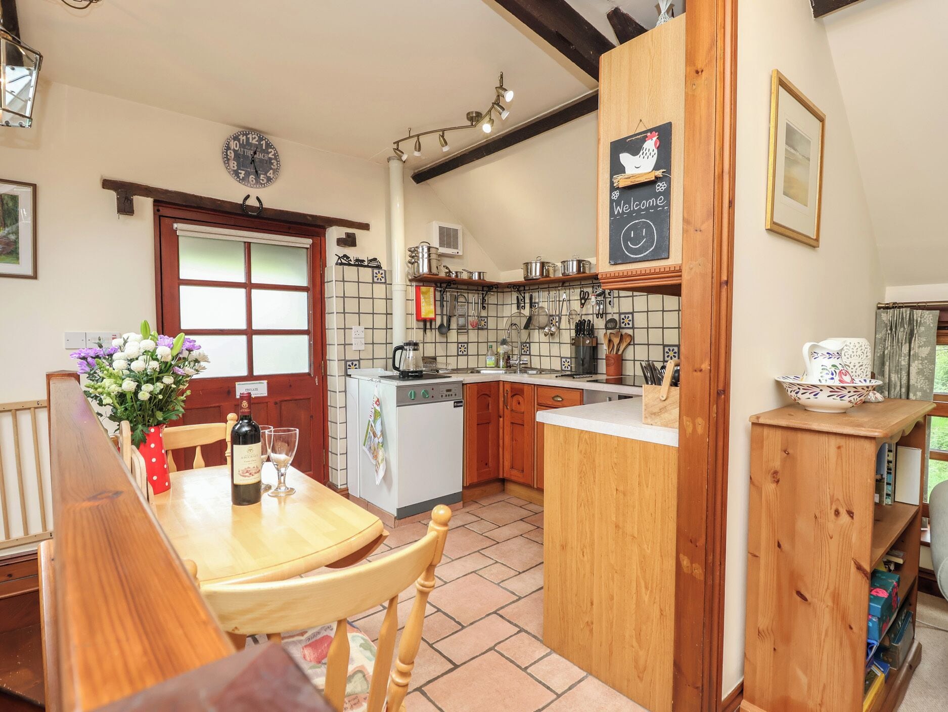 Cottage | Private kitchen | Fridge, microwave, electric kettle, toaster